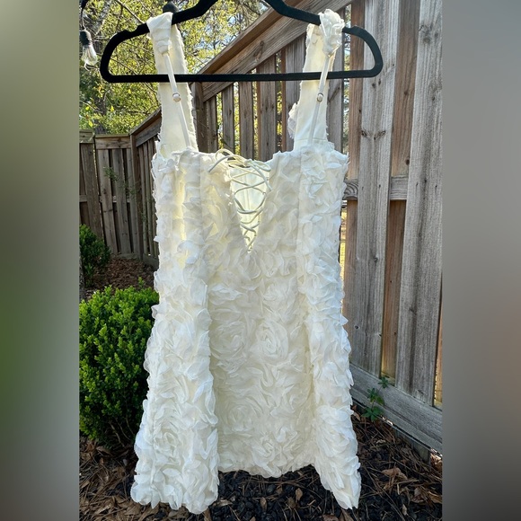 White Floral Textured Mini Dress - Picture 5 of 8